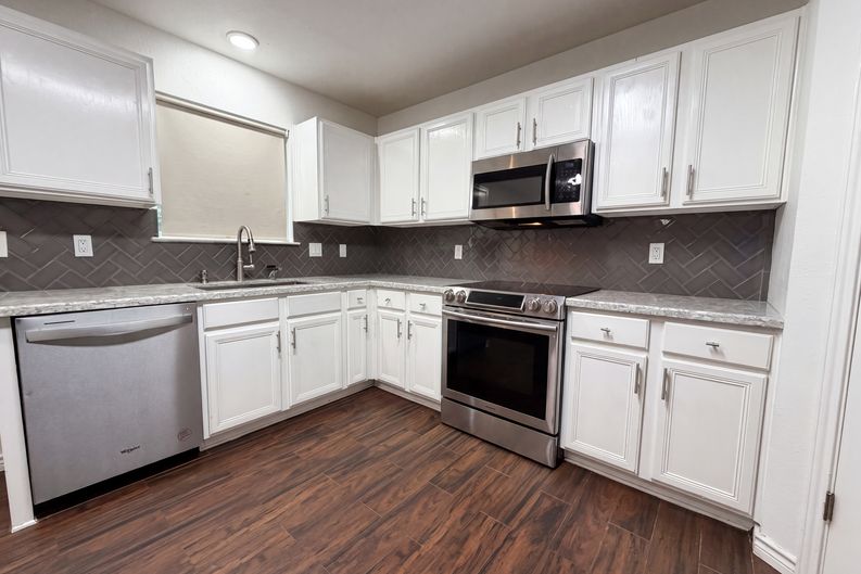 Photo 6 of 18 of 8423 Berry Knoll Dr, Universal City, TX