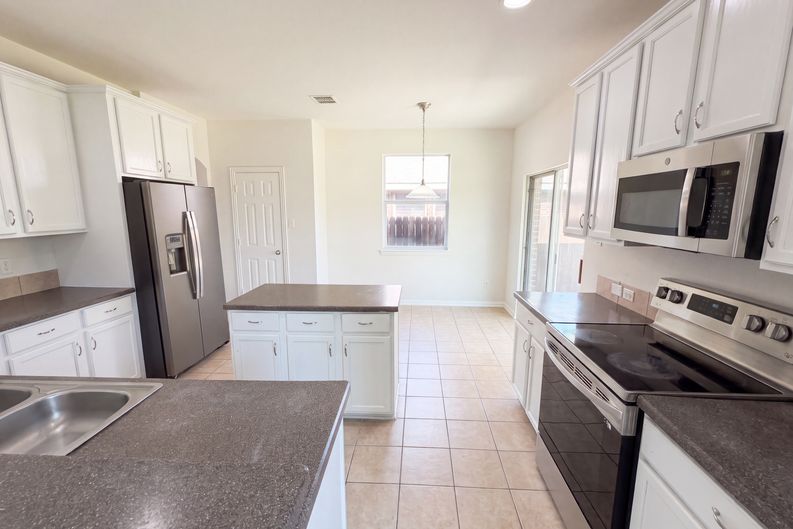 Photo 8 of 25 of 1421 Sparrow Dr, Little Elm, TX