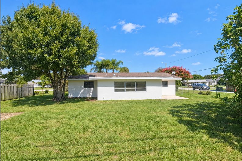 Photo 5 of 18 of 154 SE Soneto Ct, Port Saint Lucie, FL