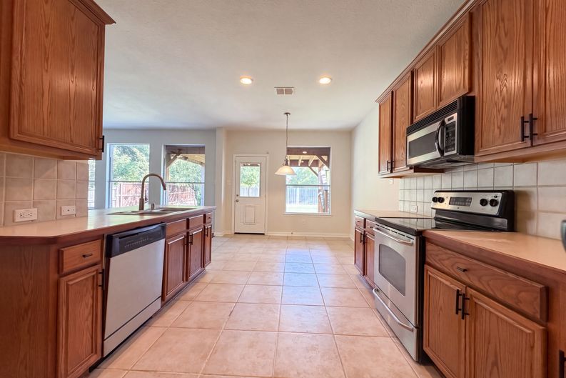 Photo 10 of 24 of 1420 Fleetwood Cove Dr, Grand Prairie, TX