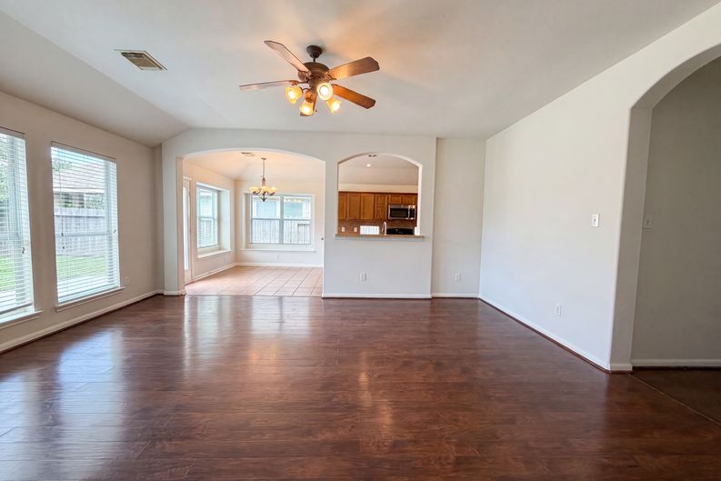 Photo 7 of 20 of 6843 Tammany Manor Ln, Spring, TX