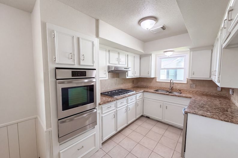 Photo 7 of 19 of 609 Heather Ln, Friendswood, TX