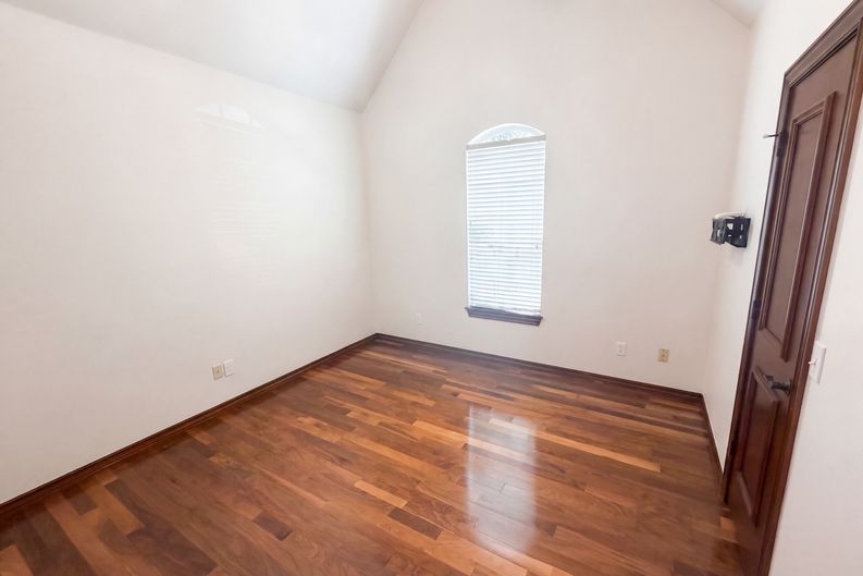 Photo 6 of 25 of 1017 W Camellia Way, Mustang, OK