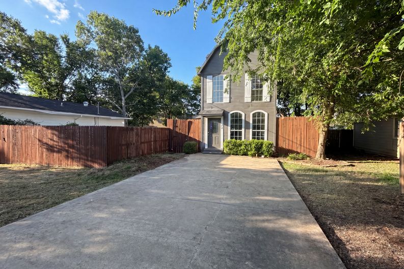 Photo 14 of 17 of 4526 S Horseshoe Trl, The Colony, TX