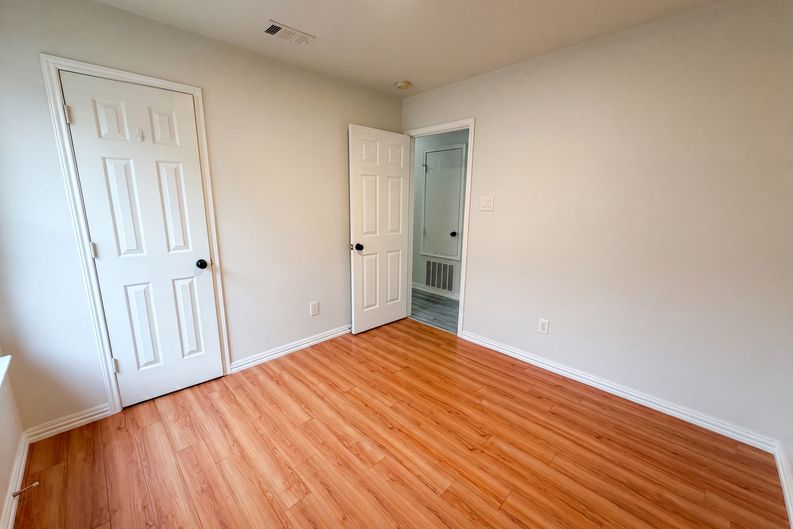 Photo 10 of 19 of 111 Forest Park Ln, Red Oak, TX