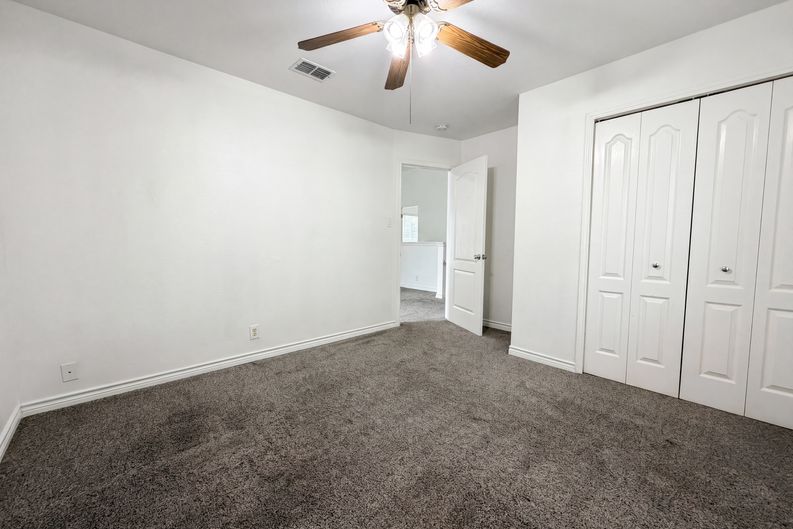 Photo 16 of 18 of 8423 Berry Knoll Dr, Universal City, TX