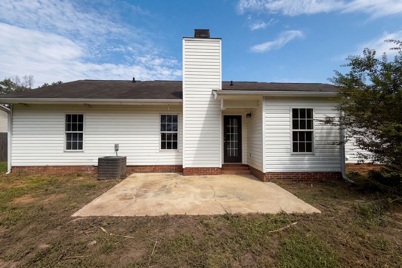 Photo 5 of 15 of 444 Northwoods Dr, Raeford, NC