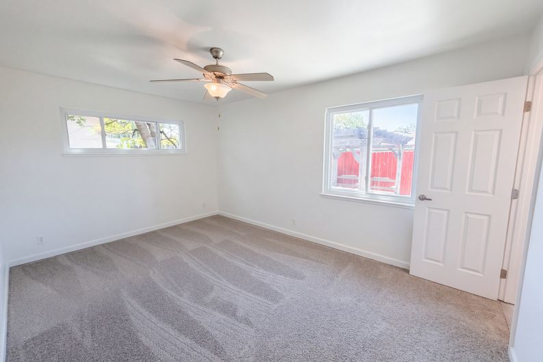 Photo 4 of 18 of 5208 Fernwood Way, Sacramento, CA