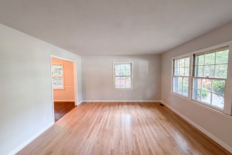 Photo 4 of 19 of 917 Hillview Dr, Cary, NC