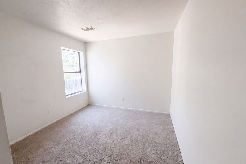 Photo 4 of 18 of 1610 Perma Dr NE, Rio Rancho, NM