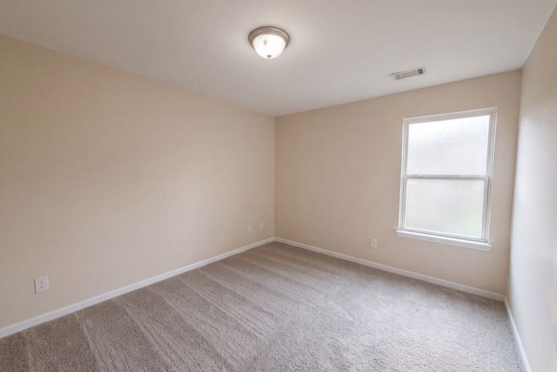 Photo 11 of 17 of 453 Castle Top Ln, Lawrenceville, GA