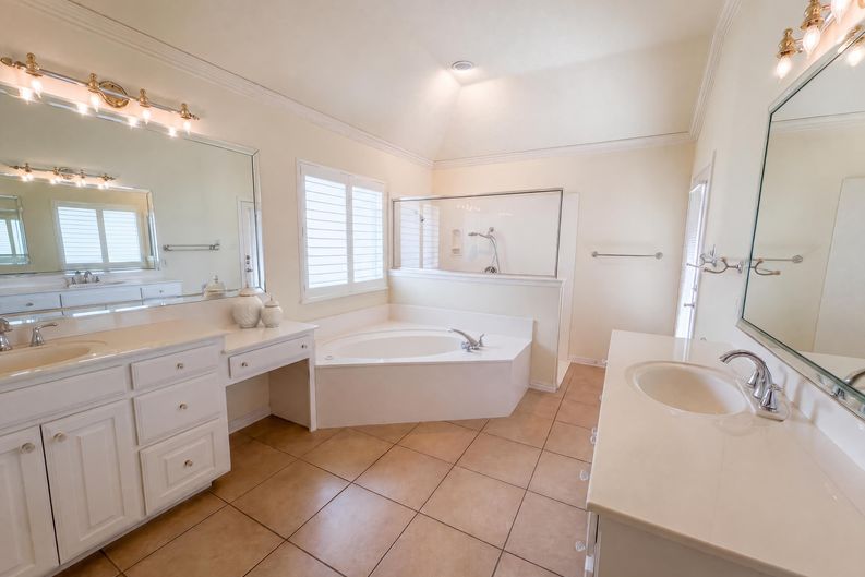 Photo 11 of 22 of 2836 S Lakeview Dr, Cedar Hill, TX