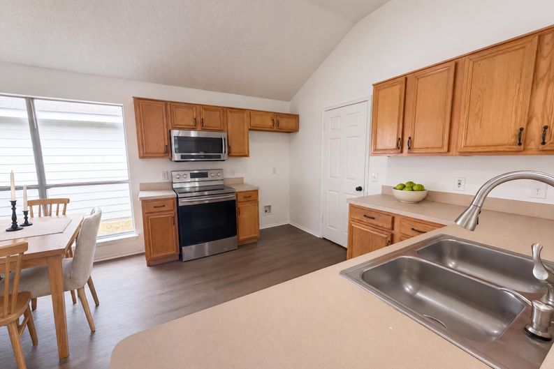 Photo 6 of 31 of 1033 Olivewood Ln, Fort Worth, TX