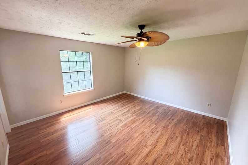 Photo 11 of 21 of 165 Splitwood Ln, Fairburn, GA