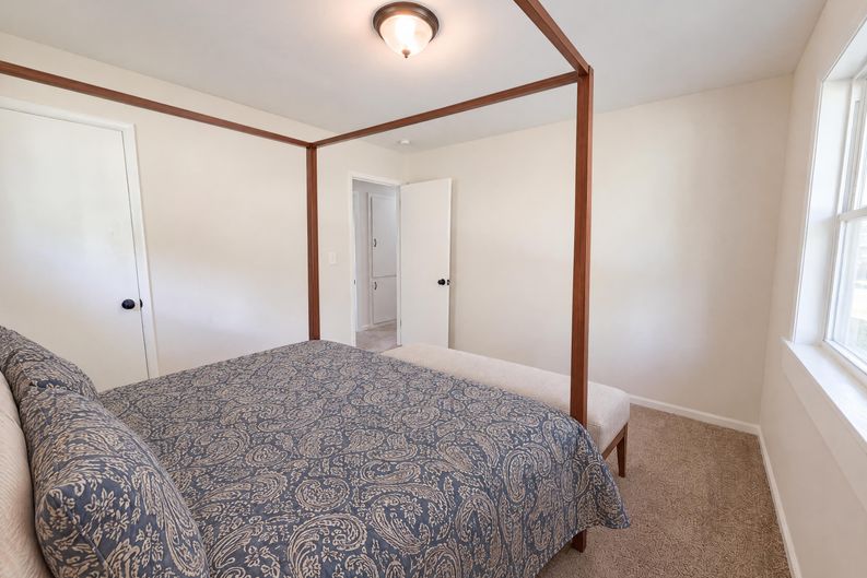 Photo 13 of 27 of 2591 Aldine St, Roseville, MN