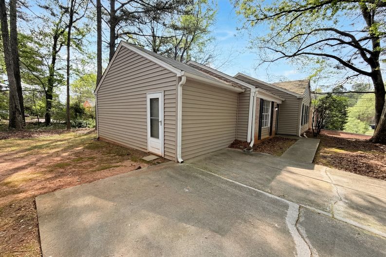 Photo 8 of 31 of 4727 Garden Hills Dr, Stone Mountain, GA