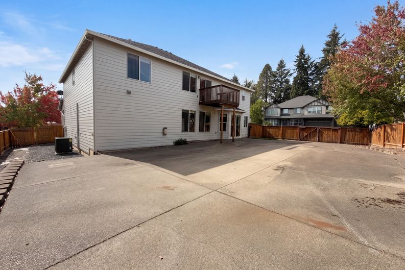 Photo 5 of 28 of 606 10th Ct, Lafayette, OR