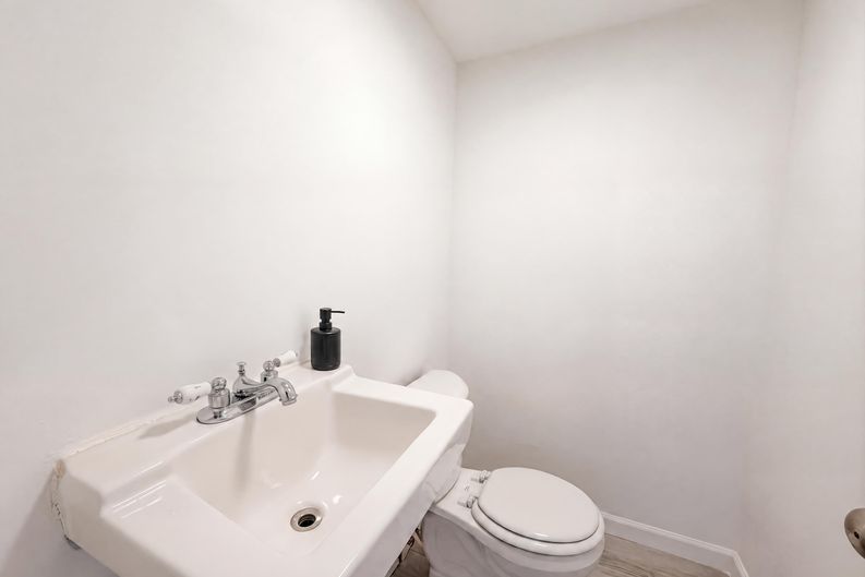 Photo 10 of 16 of 1010 Buckhurst Dr, Atlanta, GA