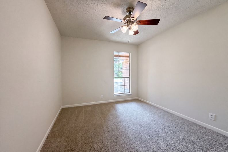 Photo 9 of 17 of 8 Sunnybrook St, Angleton, TX