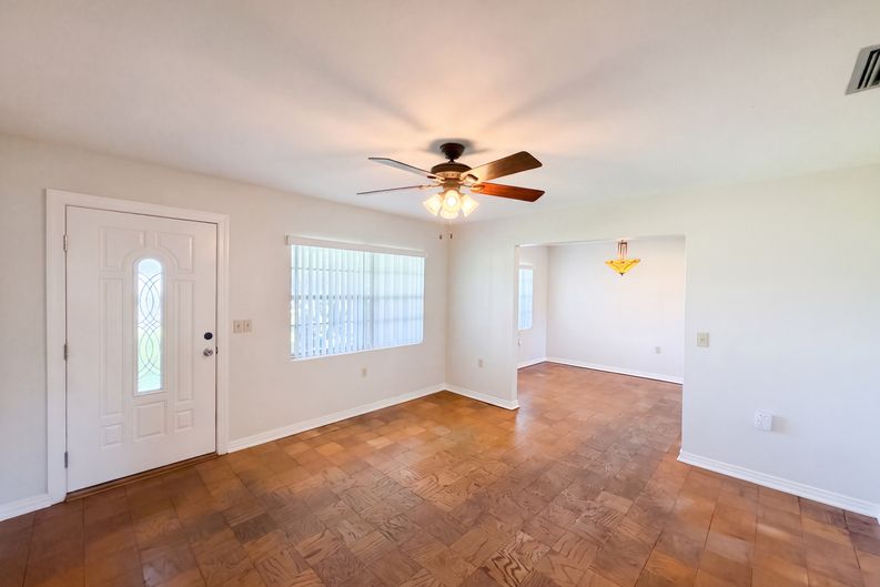 Photo 3 of 21 of 1305 W Spencer St, Plant City, FL