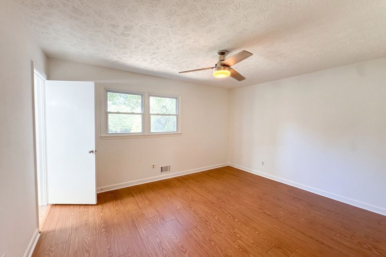 Photo 4 of 24 of 207 Mayflower Dr, Woodstock, GA