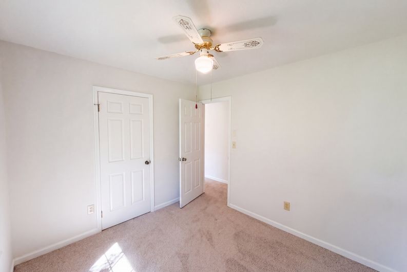 Photo 12 of 20 of 3221 Meadow Ln, Winston Salem, NC