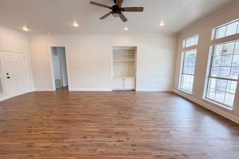 Photo 3 of 25 of 1226 Oakmanor Cir, Hewitt, TX