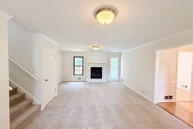 Photo 3 of 29 of 1731 Sundale Dr, Lawrenceville, GA