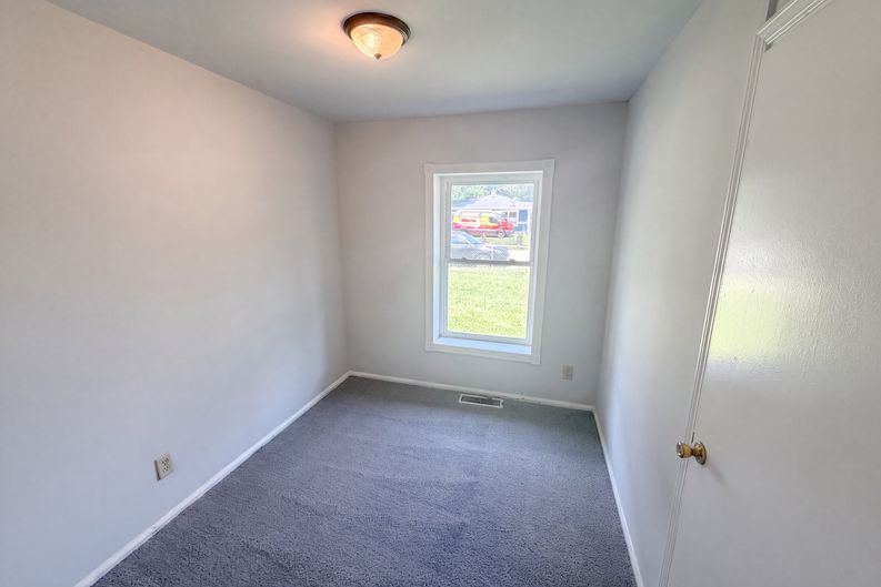 Photo 4 of 18 of 3125 Midvale Dr, Indianapolis, IN