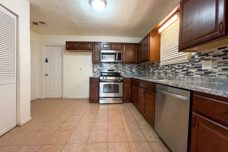 Photo 14 of 31 of 5328 Ridge Forest Dr, Stone Mountain, GA