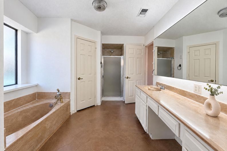 Photo 8 of 17 of 935 Thistle Ridge Ln, Arlington, TX