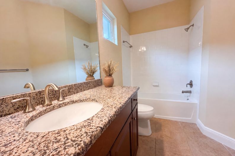 Photo 17 of 24 of 1121 Thornbury Dr, Parrish, FL