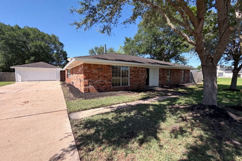 Photo 17 of 18 of 5917 Raza Rd, Pearland, TX