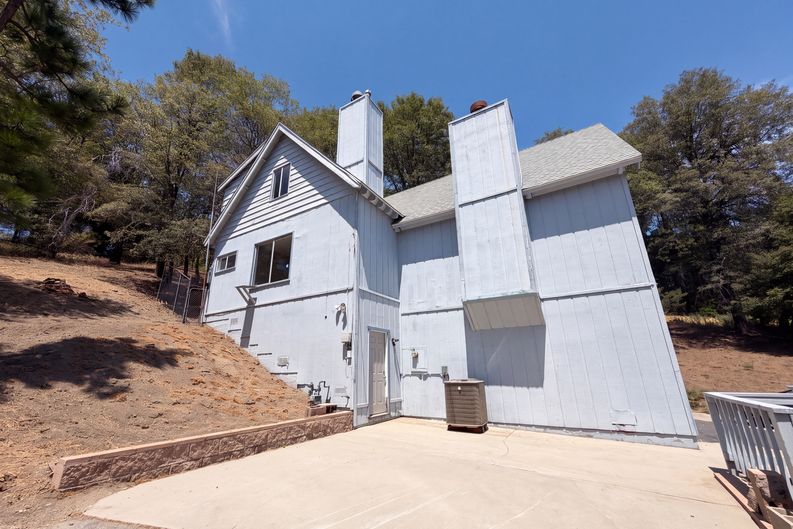 Photo 5 of 37 of 22360 Briarwood Ln, Crestline, CA