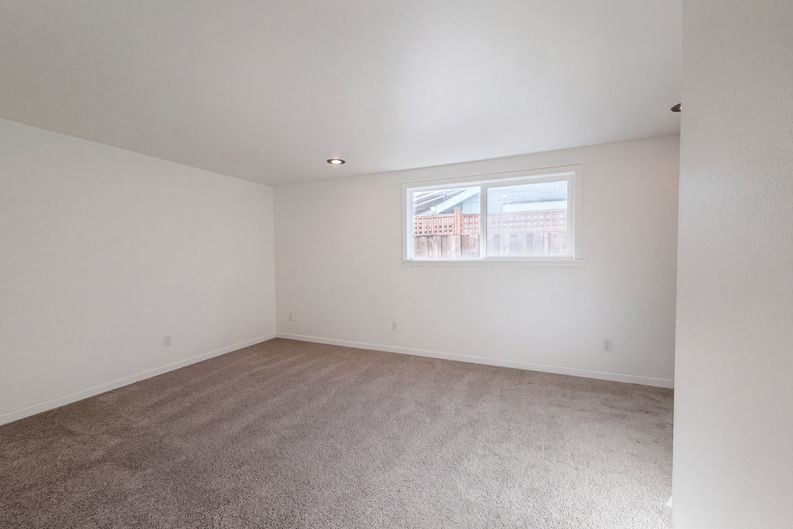 Photo 9 of 23 of 5810 NW Landing Dr, Portland, OR