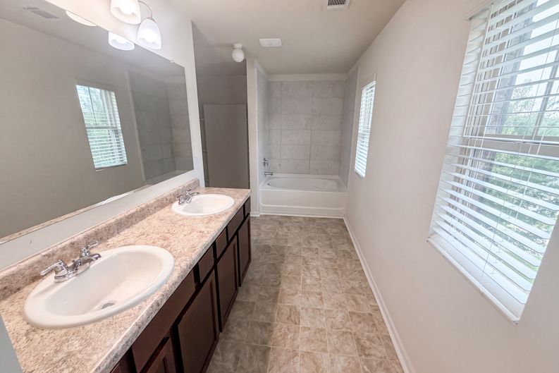 Photo 11 of 22 of 611 Dodson Lake Ct, Fairburn, GA