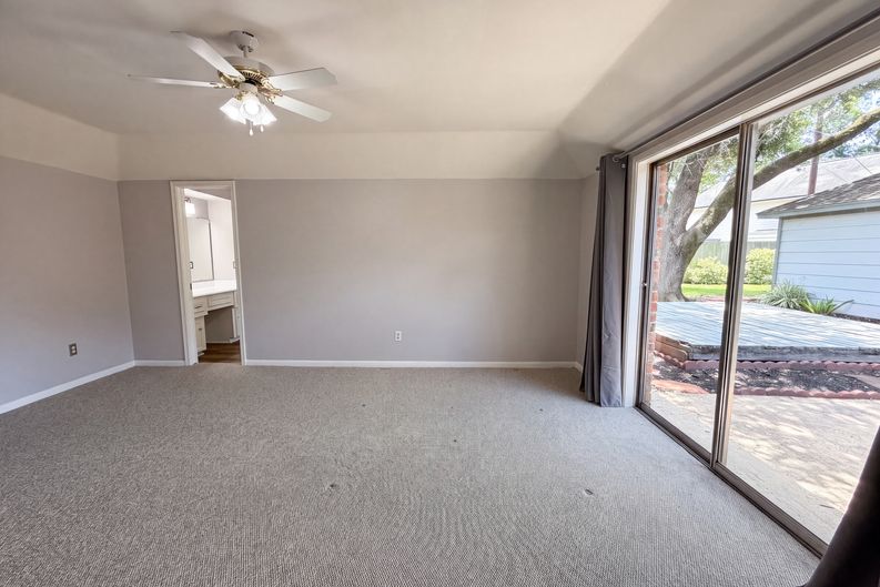 Photo 13 of 20 of 10327 Sweetwood Dr, Houston, TX