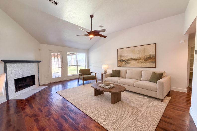 Photo 7 of 18 of 4750 Backenberry Dr, Friendswood, TX