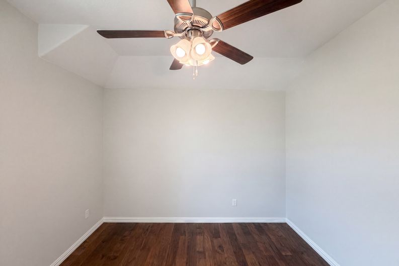 Photo 4 of 20 of 709 Ravenwood Dr, Saginaw, TX