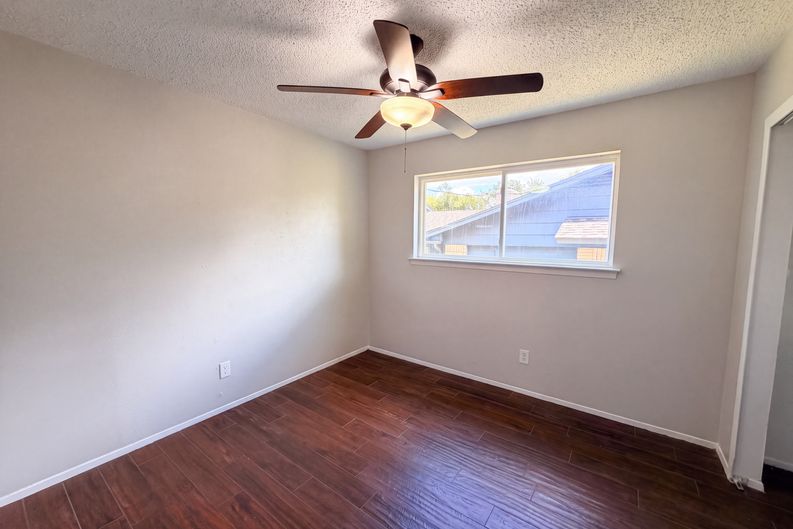 Photo 11 of 17 of 922 Meadowdale Cir, Garland, TX