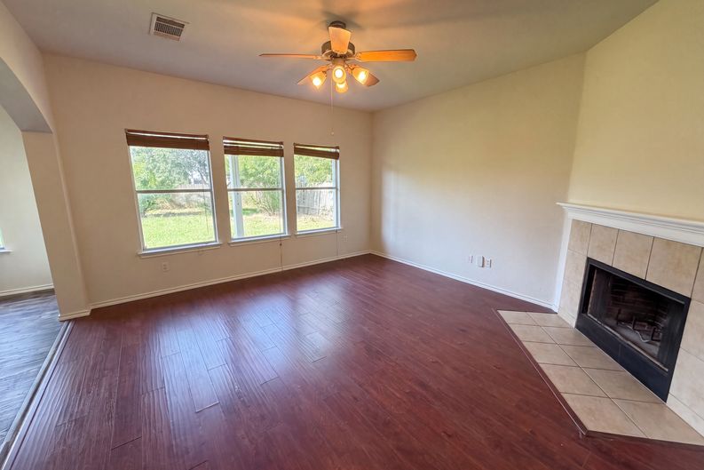 Photo 8 of 20 of 206 Almquist St, Hutto, TX