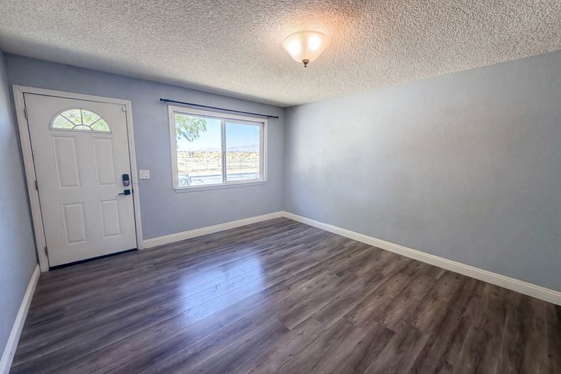 Photo 9 of 24 of 15929 La Verida Dr, Victorville, CA