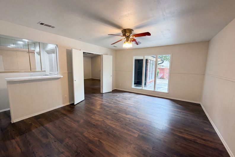 Photo 10 of 20 of 722 S Forest Ln, Duncanville, TX