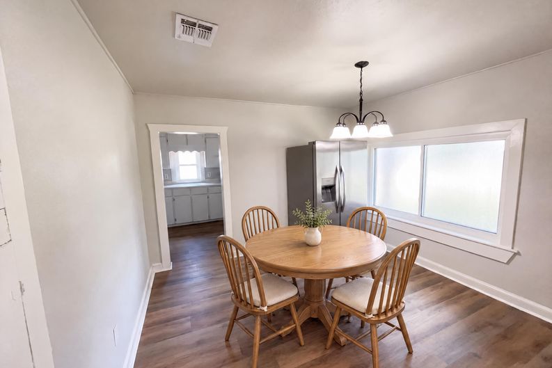 Photo 5 of 17 of 725 Kelly St, Poteet, TX