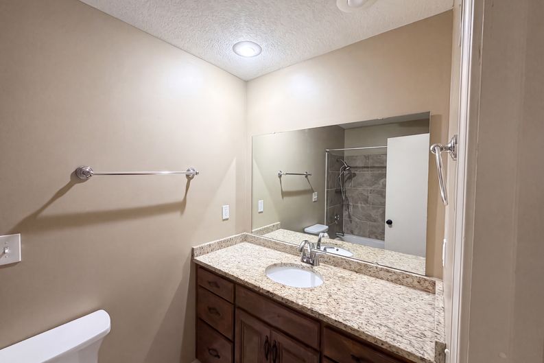 Photo 10 of 23 of 4321 NW Briarcliff Ln, Kansas City, MO