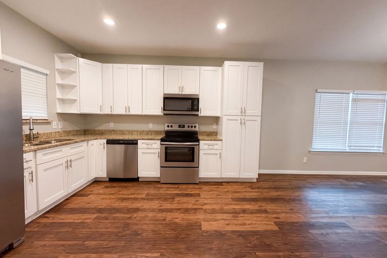 Photo 6 of 18 of 619 E Arlington Ave, Fort Worth, TX