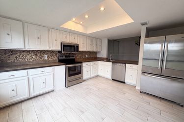Photo 2 of 16 of 4747 Puritan Cir, Tampa, FL