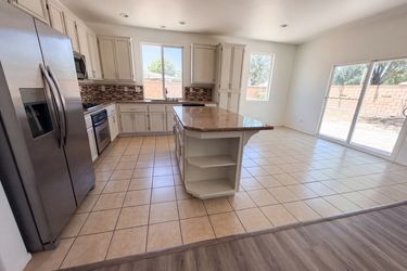 Photo 2 of 28 of 3147 W Lingard St, Lancaster, CA