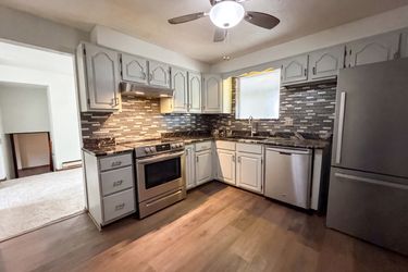 Photo 2 of 25 of 1015 Kingsway Dr, Lorain, OH