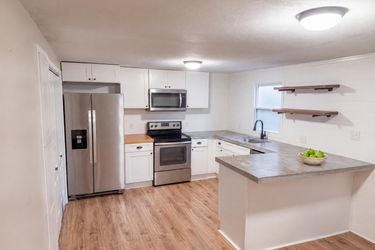 Photo 2 of 13 of 2111 Bernhurst Dr, Knoxville, TN